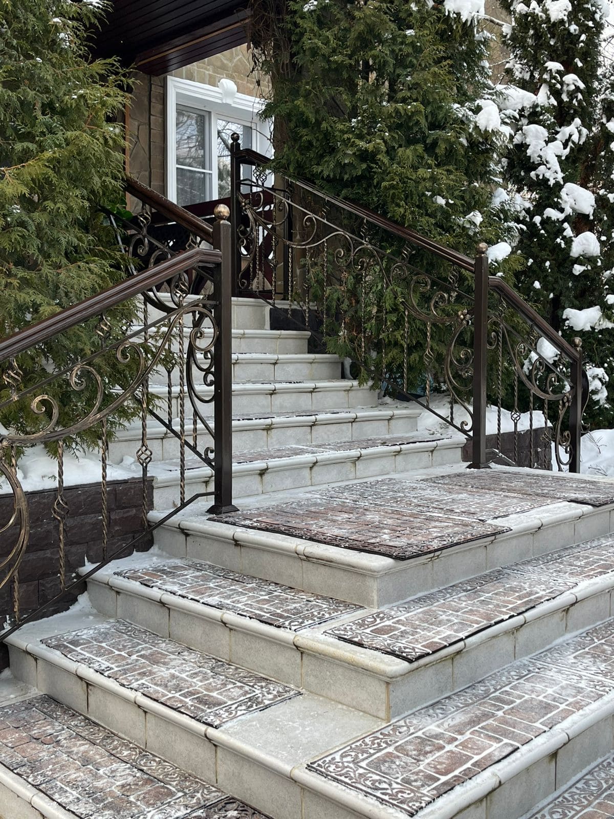 Кованые перила в доме