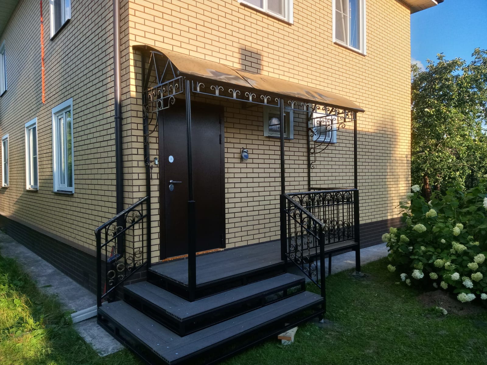 Кованое крыльцо с перилами и козырьком